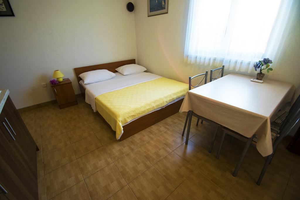 Apartments Zile Starigrad Paklenica Zimmer foto